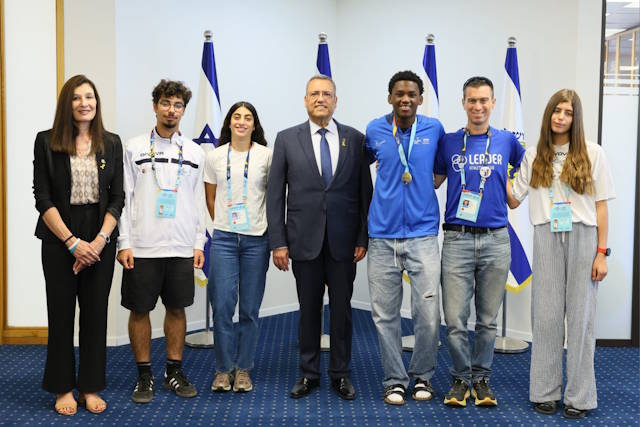 משה לאון עם ספורטאים