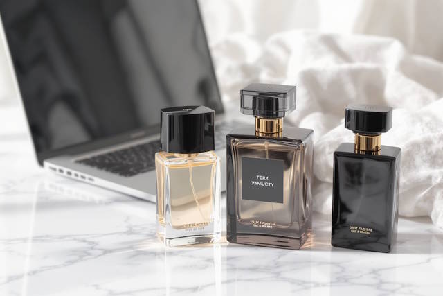 בקבוקי בושם יוקרתיים על משטח שיש לבן