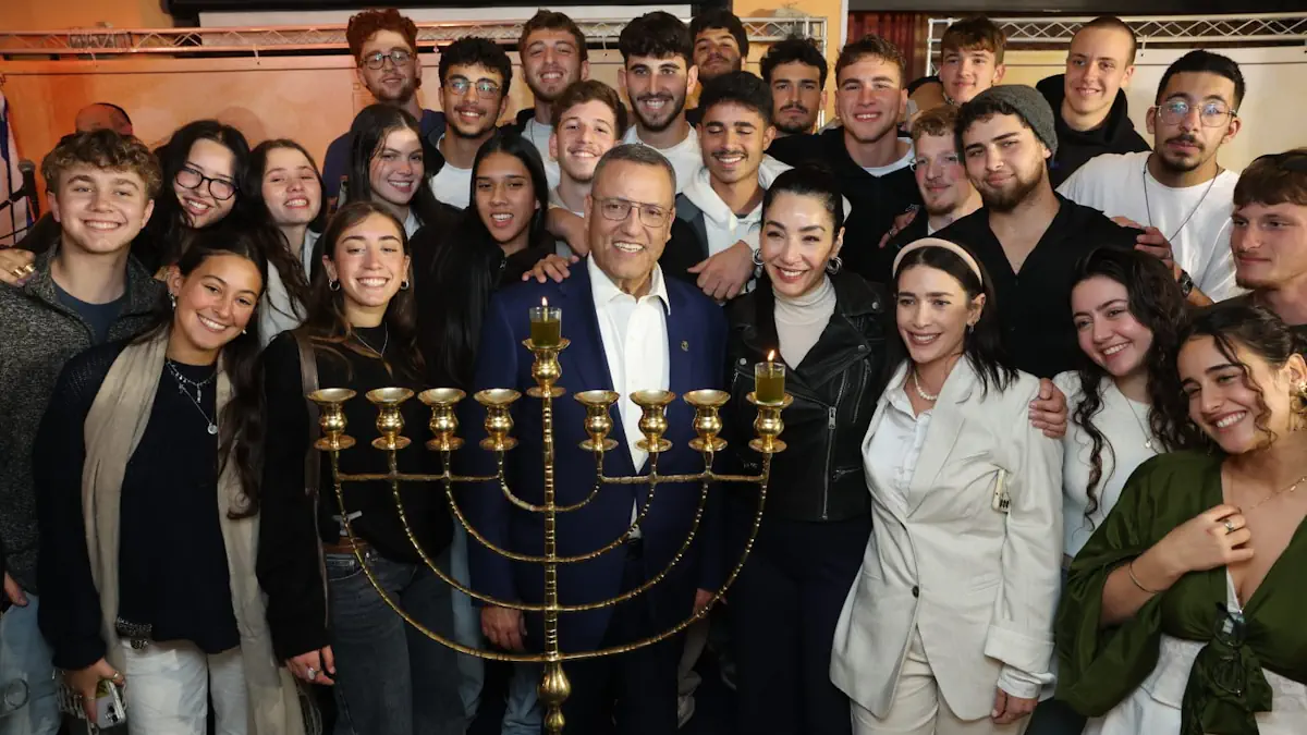 ראש העיר שלירושלים מדליק נר ראשון של חנוכה